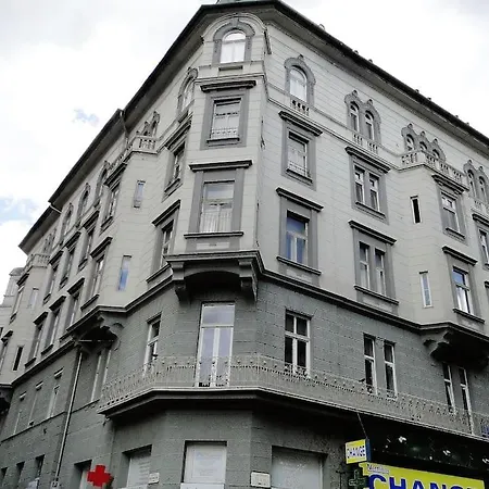 Overlooking The Danube And Apartament *