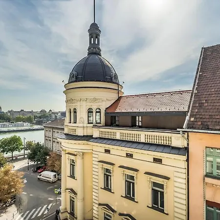 아파트 Overlooking The Danube And